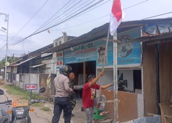 Polsek Banda Sakti Bersama Koramil 16 Ajak Warga Kibarkan Merah Putih Jelang HUT ke-81 RI