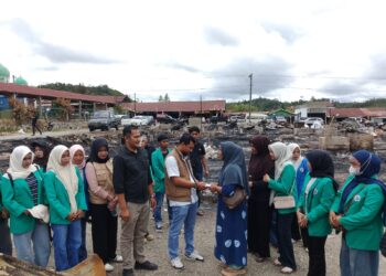 Ketua STIKes PNAD Serahkan Bantuan untuk Korban Kebakaran di Jagong Jeget