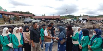 Ketua STIKes PNAD Serahkan Bantuan untuk Korban Kebakaran di Jagong Jeget