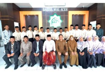 Ketua Badan Baitul Mal Aceh Lepaskan 14 Peserta Program Kuliah di Tempat Kerja ke Jepang