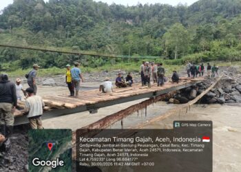 Masyarakat Bintang Pepara Bangun Kembali Jembatan Secara Swadaya dari Donasi