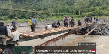 Masyarakat Bintang Pepara Bangun Kembali Jembatan Secara Swadaya dari Donasi