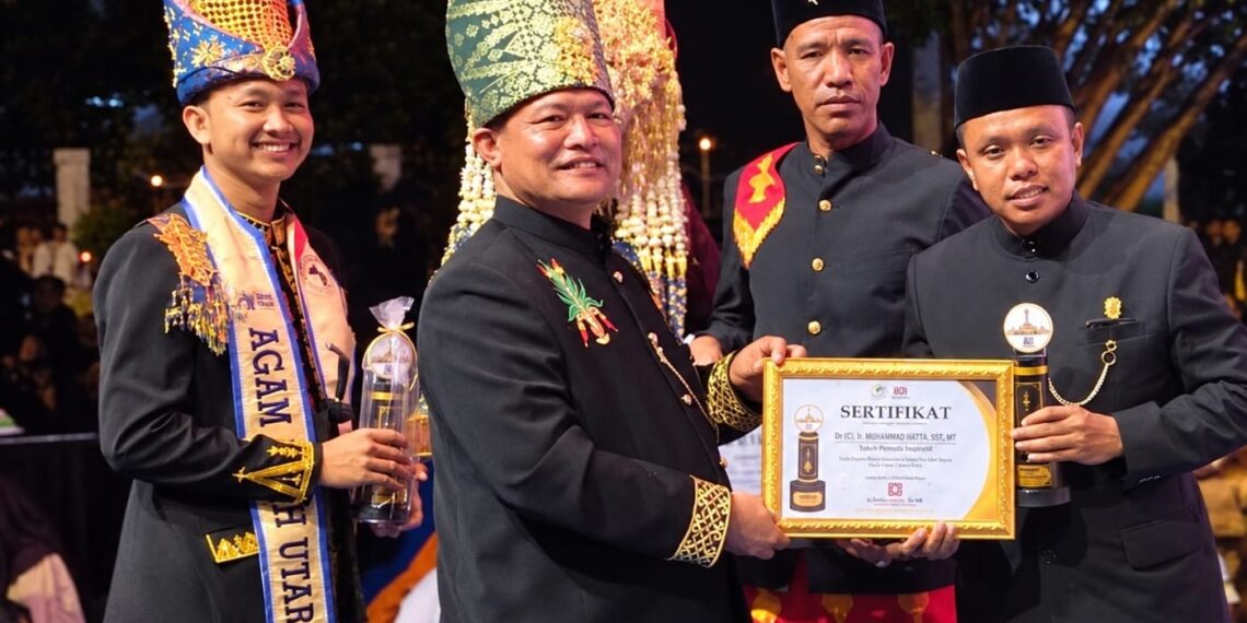 Dr (C). Ir. Muhammad Hatta Raih Anugerah Tokoh Pemuda Inspiratif Aceh Utara pada Momentum Milad Samudera Pasai ke-800