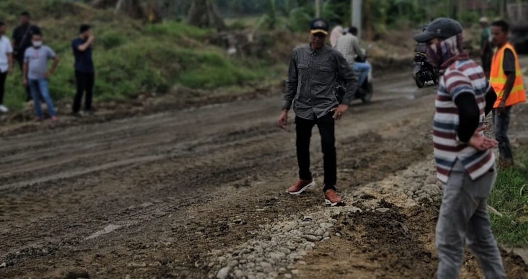 Wabup Aceh Utara Kawal Perbaikan Darurat Jalan Sawang Lewat Gotong Royong