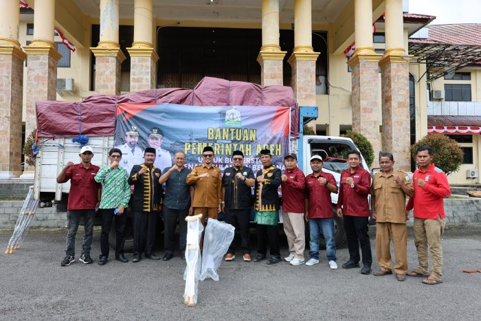 Mualem-Dek Fadh Salurkan Bantuan Kebencanaan Rp1,25 Miliar dan Alat Bantu Disabilitas ke Subulussalam