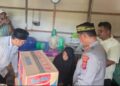 Calon Geuchik Paloh Batee, Helmi Maherra Dampingi Kapolres Lhokseumawe Serahkan Bantuan untuk Warga Sakit Kronis