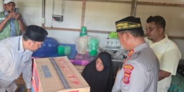 Calon Geuchik Paloh Batee, Helmi Maherra Dampingi Kapolres Lhokseumawe Serahkan Bantuan untuk Warga Sakit Kronis