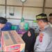 Calon Geuchik Paloh Batee, Helmi Maherra Dampingi Kapolres Lhokseumawe Serahkan Bantuan untuk Warga Sakit Kronis