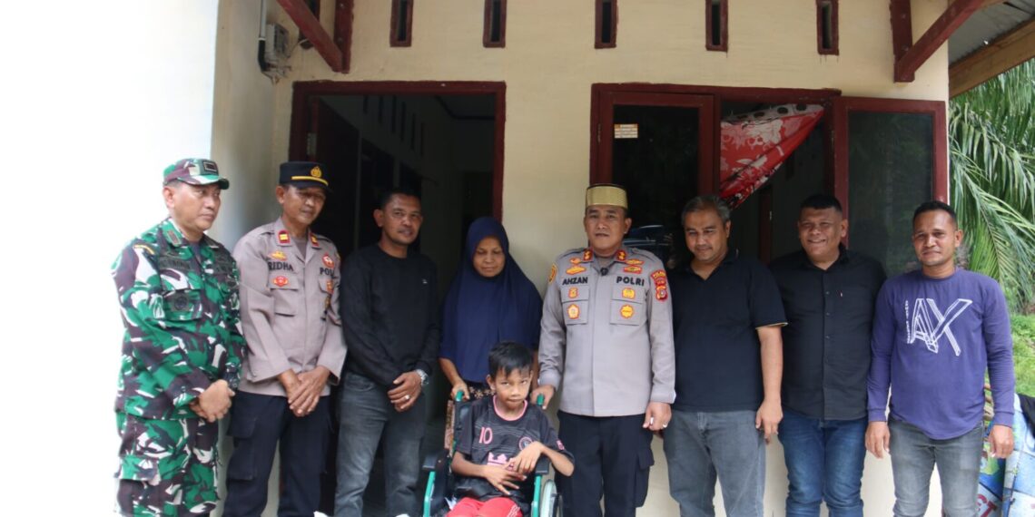 Kapolres Lhokseumawe Turun Langsung, Dua Anak Disabilitas di Aceh Utara Dapat Kursi Roda