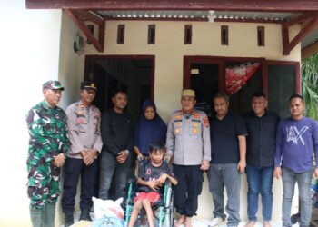 Kapolres Lhokseumawe Turun Langsung, Dua Anak Disabilitas di Aceh Utara Dapat Kursi Roda