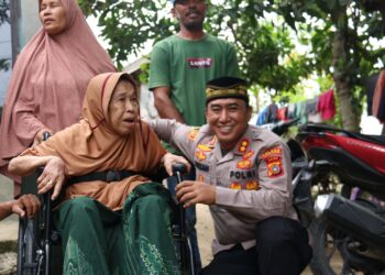 Kapolres Lhokseumawe Bantu Kursi Roda untuk Lansia di Desa Meunasah Tengoh