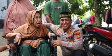 Kapolres Lhokseumawe Bantu Kursi Roda untuk Lansia di Desa Meunasah Tengoh