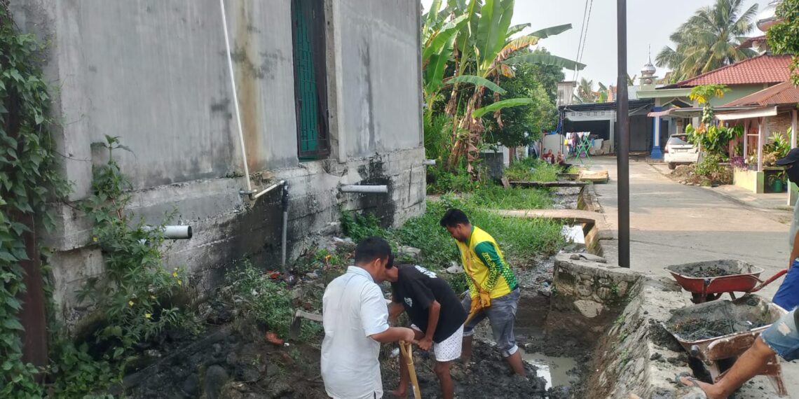 Demi Aliran Air Tetap Lancar, Pj Pengulu Pulopeding Jaya Benahi Saluran