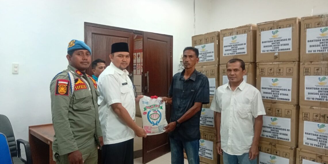 Mewakili Bupati, Dr Fauzan Serahkan 1.500 Paket Jadup untuk Warga Huntara Langkahan