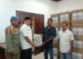 Mewakili Bupati, Dr Fauzan Serahkan 1.500 Paket Jadup untuk Warga Huntara Langkahan