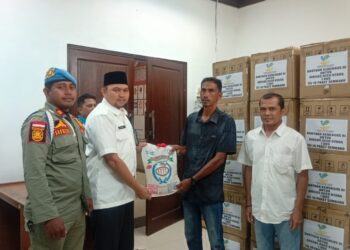 Mewakili Bupati, Dr Fauzan Serahkan 1.500 Paket Jadup untuk Warga Huntara Langkahan