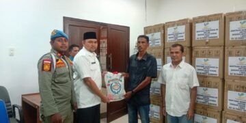Mewakili Bupati, Dr Fauzan Serahkan 1.500 Paket Jadup untuk Warga Huntara Langkahan