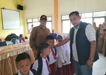 Ketua DPRK Aceh Utara Arafat Ali Salurkan Bantuan Perlengkapan Sekolah ke 20 SD di Kuta Makmur, Bantu Pemulihan Pasca Banjir