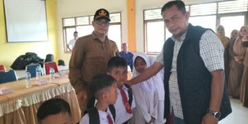 Ketua DPRK Aceh Utara Arafat Ali Salurkan Bantuan Perlengkapan Sekolah ke 20 SD di Kuta Makmur, Bantu Pemulihan Pasca Banjir