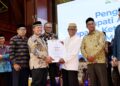 Ayahwa Bupati Serahkan Penghargaan kepada 9 Mantan Ketua Umum IPAU Sejak 1980