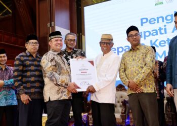 Ayahwa Bupati Serahkan Penghargaan kepada 9 Mantan Ketua Umum IPAU Sejak 1980