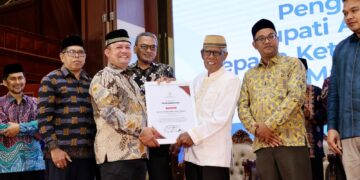 Ayahwa Bupati Serahkan Penghargaan kepada 9 Mantan Ketua Umum IPAU Sejak 1980