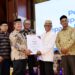 Ayahwa Bupati Serahkan Penghargaan kepada 9 Mantan Ketua Umum IPAU Sejak 1980