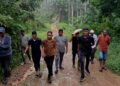 Wabup Aceh Utara Tarmizi Panyang Turun Langsung Cek Jalan Rusak di Nisam Antara