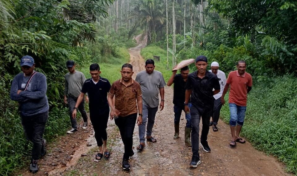 Wabup Aceh Utara Tarmizi Panyang Turun Langsung Cek Jalan Rusak di Nisam Antara