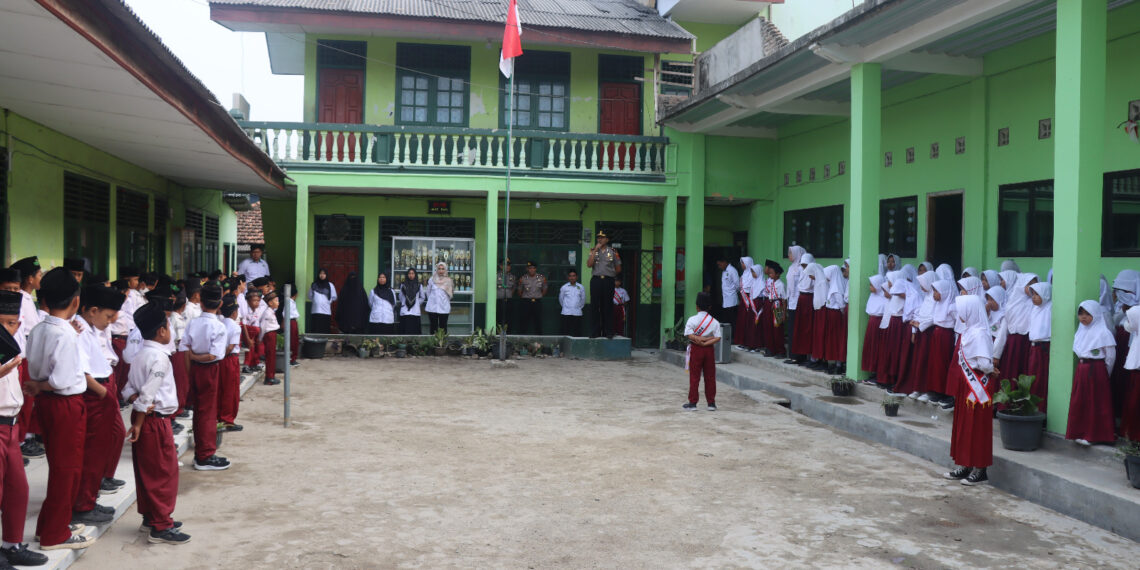 Wakapolres Lampung Selatan Jadi Irup di MIS Darul Amanah, Sampaikan Amanat Kapolres tentang Bahaya Bullying