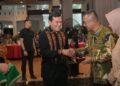 Wagub Aceh Dek Fadh Hadiri Sertijab Pangdam Iskandar Muda, Serahkan Cinderamata kepada Mayjen Joko Hadi Susilo