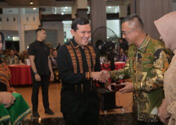 Wagub Aceh Dek Fadh Hadiri Sertijab Pangdam Iskandar Muda, Serahkan Cinderamata kepada Mayjen Joko Hadi Susilo