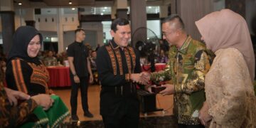 Wagub Aceh Dek Fadh Hadiri Sertijab Pangdam Iskandar Muda, Serahkan Cinderamata kepada Mayjen Joko Hadi Susilo