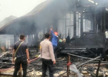 Polisi Hadir di TKP Kebakaran Dua Rumah di Muara Dua, Lakukan Pengamanan dan Penyelidikan