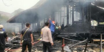 Polisi Hadir di TKP Kebakaran Dua Rumah di Muara Dua, Lakukan Pengamanan dan Penyelidikan