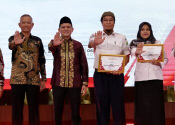 Dek Fadh Bersama Wakil Ketua KPK Serahkan Penghargaan Desa Antikorupsi kepada 15 Gampong di Aceh