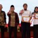 Dek Fadh Bersama Wakil Ketua KPK Serahkan Penghargaan Desa Antikorupsi kepada 15 Gampong di Aceh