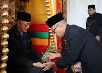 Katibul Wali Sambut Kepulangan Wali Nanggroe dengan Prosesi Peusijuek