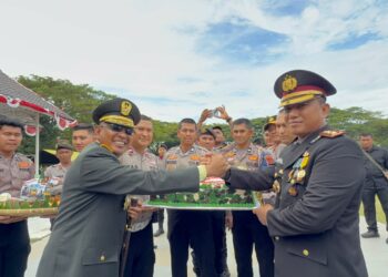 Kejutan HUT TNI ke-81, Kapolres Lhokseumawe Serahkan Kue Ulang Tahun kepada Danrem