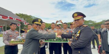 Kejutan HUT TNI ke-81, Kapolres Lhokseumawe Serahkan Kue Ulang Tahun kepada Danrem