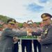 Kejutan HUT TNI ke-81, Kapolres Lhokseumawe Serahkan Kue Ulang Tahun kepada Danrem