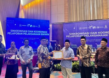 Direktur Bina KUA dan Keluarga Sakinah Ahmad Zayadi beri penghargaan The Most KUA