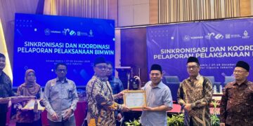Direktur Bina KUA dan Keluarga Sakinah Ahmad Zayadi beri penghargaan The Most KUA