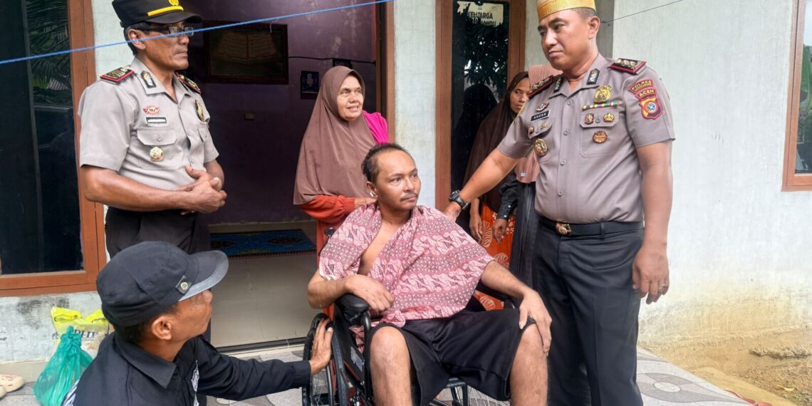 Dr Ahzan Kapolres Lhokseumawe Bantu Kursi Roda dan Sembako untuk Warga Lumpuh di Kuta Makmur
