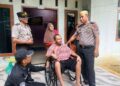Dr Ahzan Kapolres Lhokseumawe Bantu Kursi Roda dan Sembako untuk Warga Lumpuh di Kuta Makmur