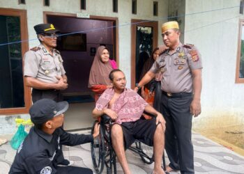 Dr Ahzan Kapolres Lhokseumawe Bantu Kursi Roda dan Sembako untuk Warga Lumpuh di Kuta Makmur