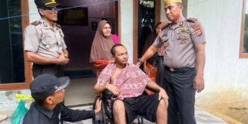 Dr Ahzan Kapolres Lhokseumawe Bantu Kursi Roda dan Sembako untuk Warga Lumpuh di Kuta Makmur
