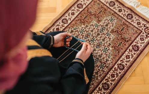Seusai Sholat, Jangan Langsung Pergi! Sudahkah Kita Benar-Benar Mengingat Allah?