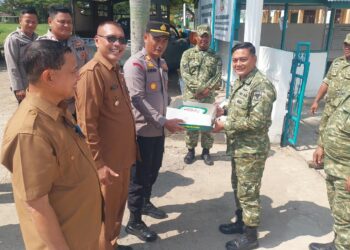 Kapolsek Samudera Bawa Kue ke Koramil, Beri Kejutan HUT TNI ke-81