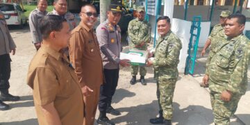 Kapolsek Samudera Bawa Kue ke Koramil, Beri Kejutan HUT TNI ke-81